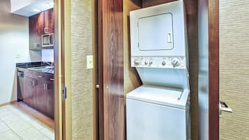 Una cocina compacta con microondas, estufa y refrigerador.