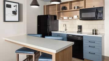 Cofres nos quartos, escrivaninha, cortinas blackout