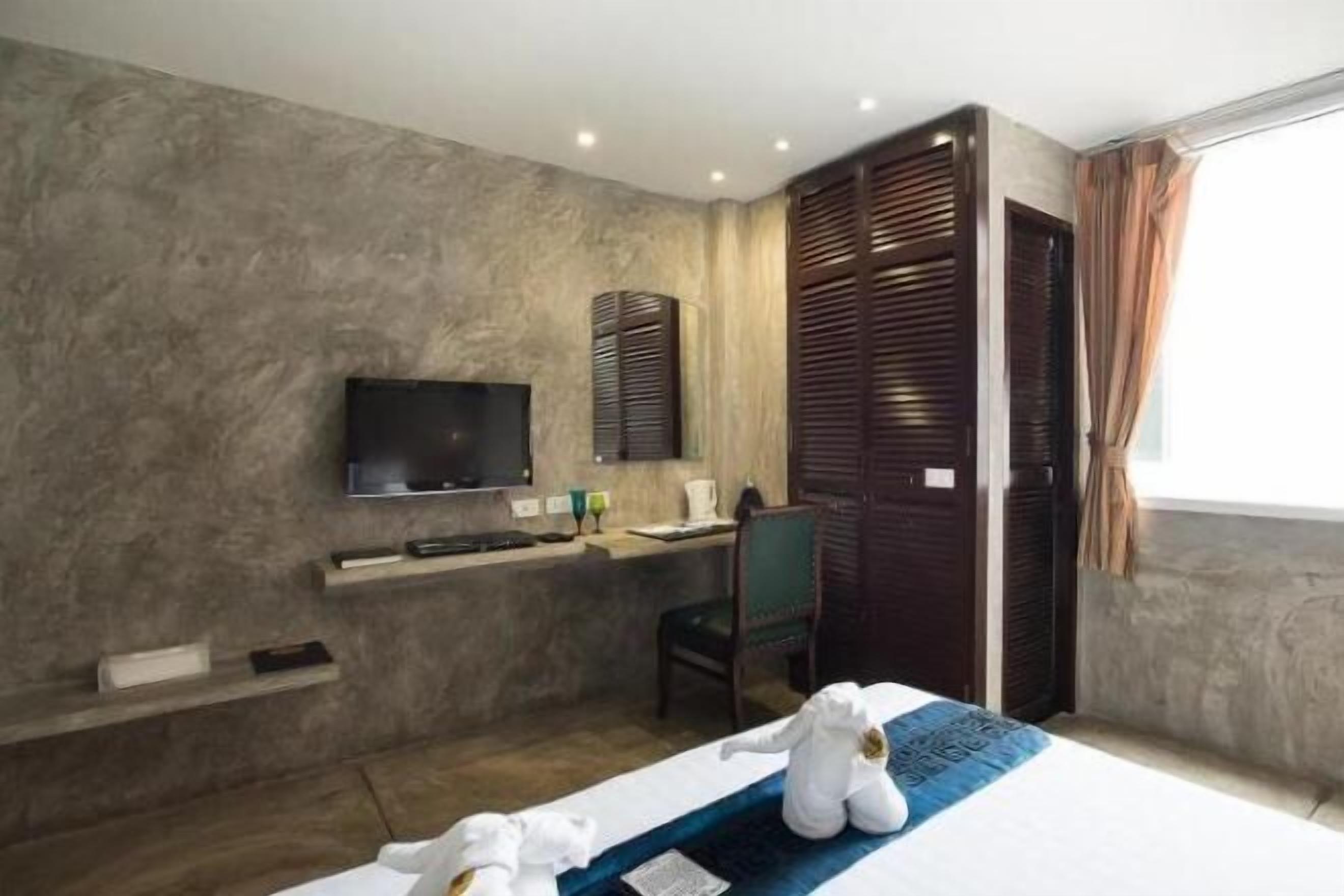 Pillowtop beds, minibar, desk, free WiFi