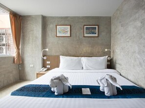 スーペリア ルーム キングベッド 1 台 | ピロートップベッド、ミニバー、デスク、WiFi (無料)