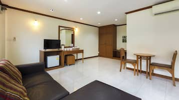Deluxe Double Room | Desk, free WiFi, bed sheets