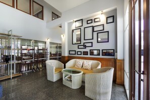 Lobby sitting area - OYO 859 Golden Land Hotel (Chiang Rai)