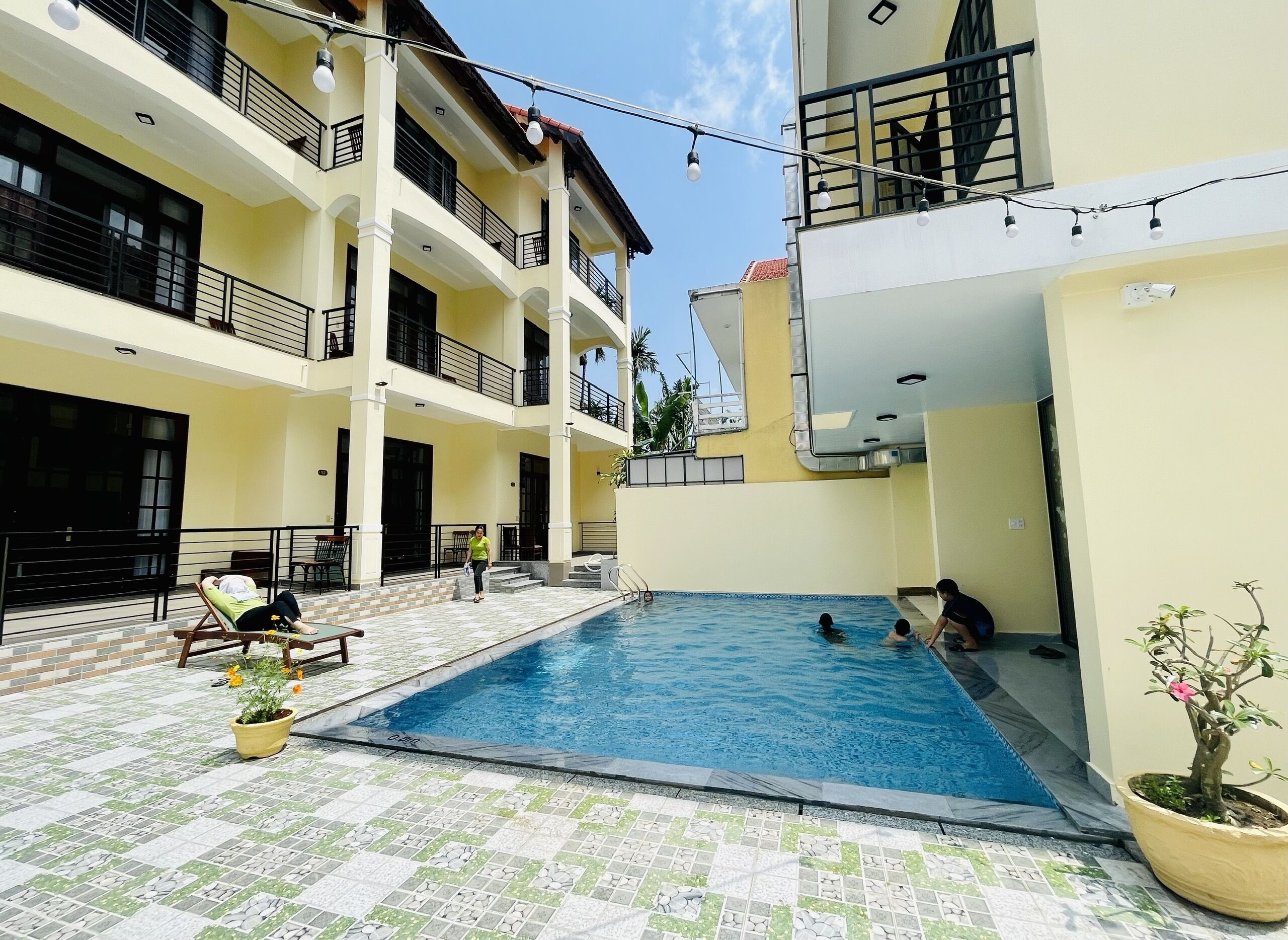 Piscine extérieure, chaises longues