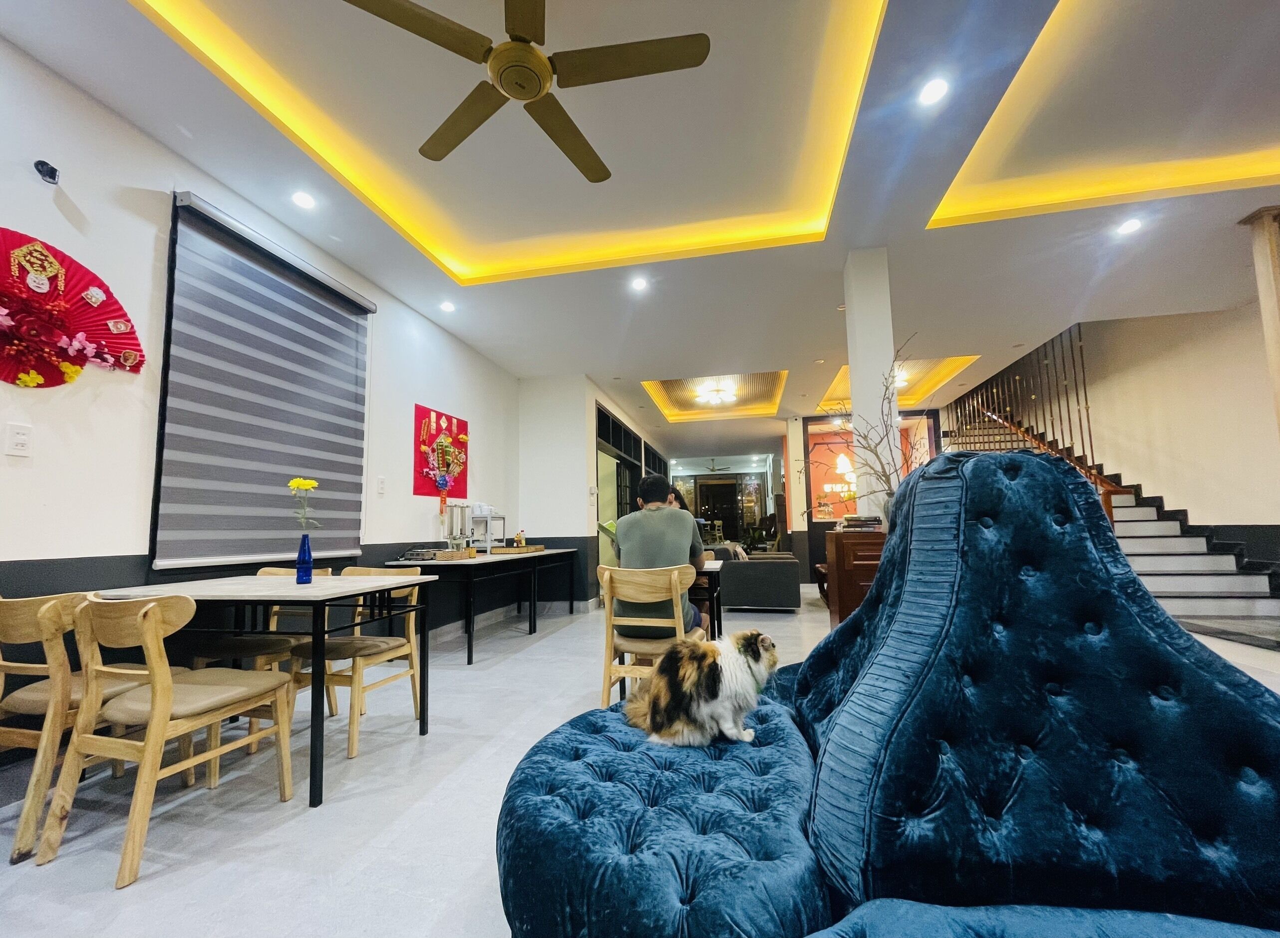 Déjeuner et dîner servis sur place, vue sur la piscine 