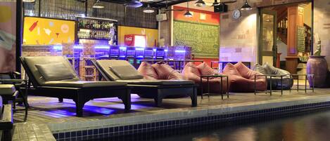 Bar en bord de piscine