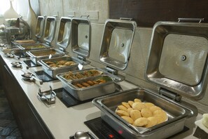 朝食 (ビュッフェ)、毎日提供 (1 名様 375 INR)