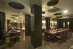 朝食、ランチ、ディナーに営業 (インド料理)