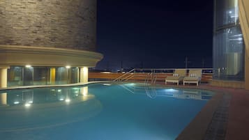Piscina all'aperto, lettini