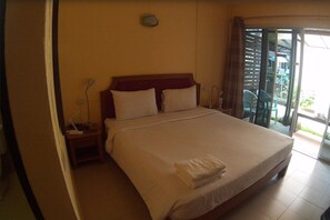 Habitación estándar, 1 cama de matrimonio grande | Minibar, caja fuerte, cunas gratuitas y camas supletorias