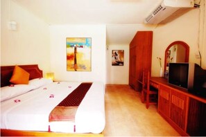 Habitació estàndard, 1 llit de matrimoni gran | Minibar, caixa forta a l'habitació i bressols gratuïts 