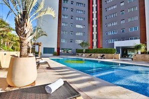 Outdoor pool, pool loungers - Wyndham Foz do Iguaçu (Foz do Iguaçu)