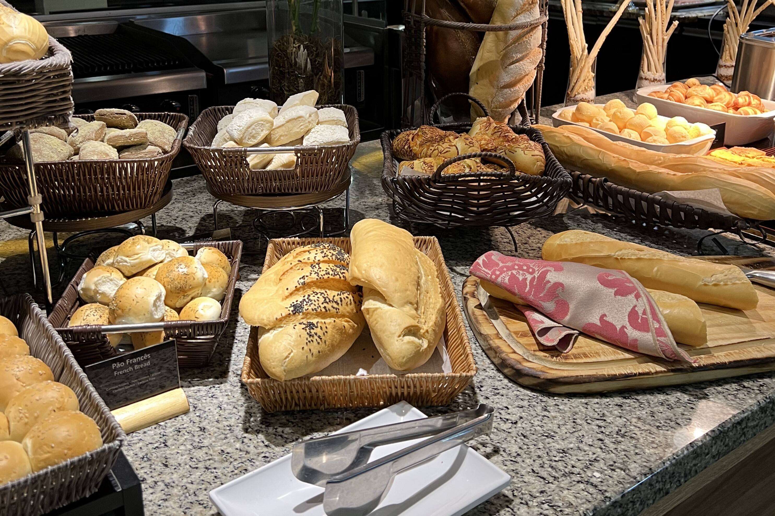 Ein Buffet mit verschiedenen Brotsorten und Gebäck.