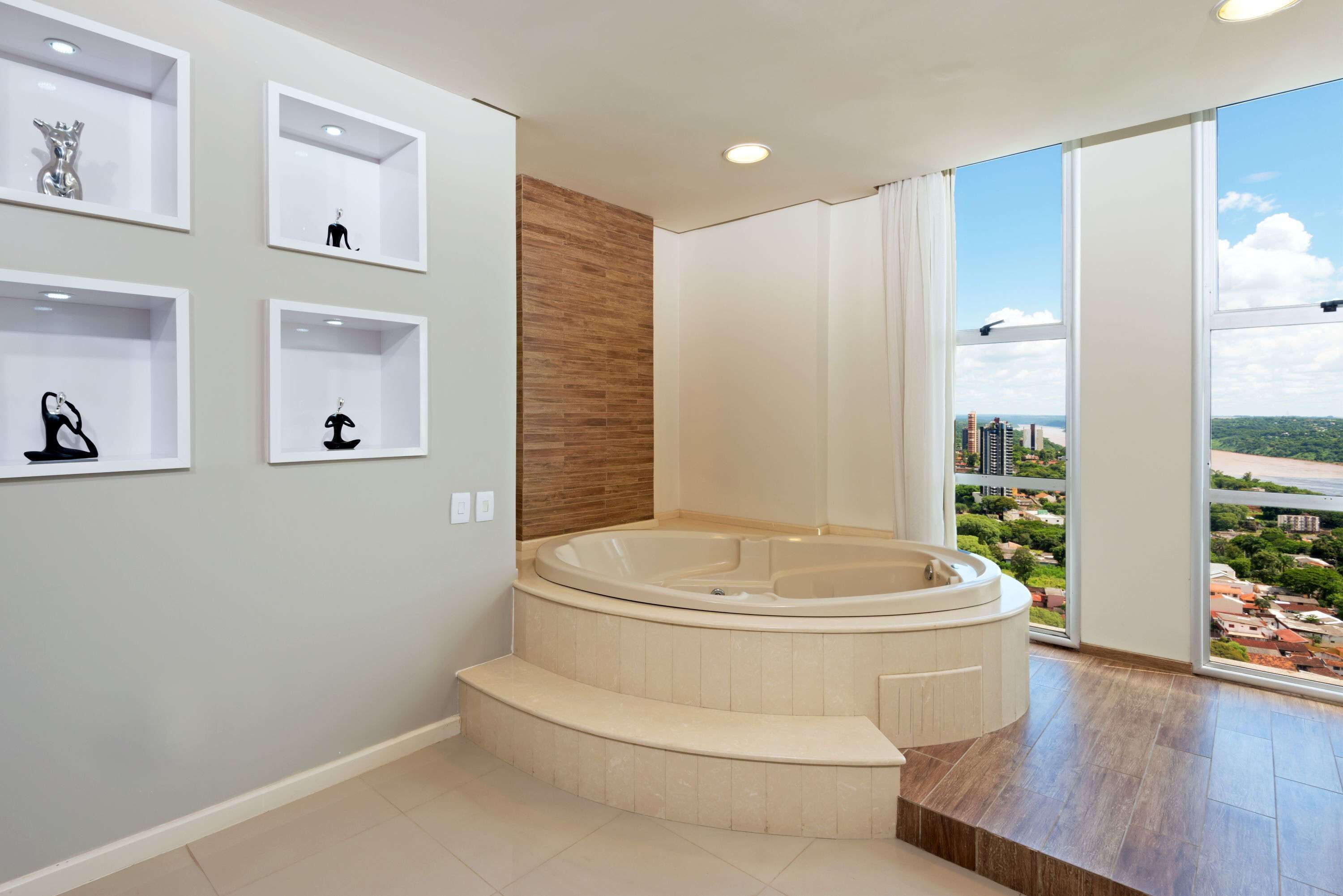 Minibar, caixa forta a l'habitació, escriptori i cortines opaques 