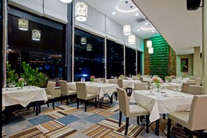 Breakfast, lunch, dinner served; international cuisine  - Wyndham Foz do Iguaçu (Foz do Iguaçu)