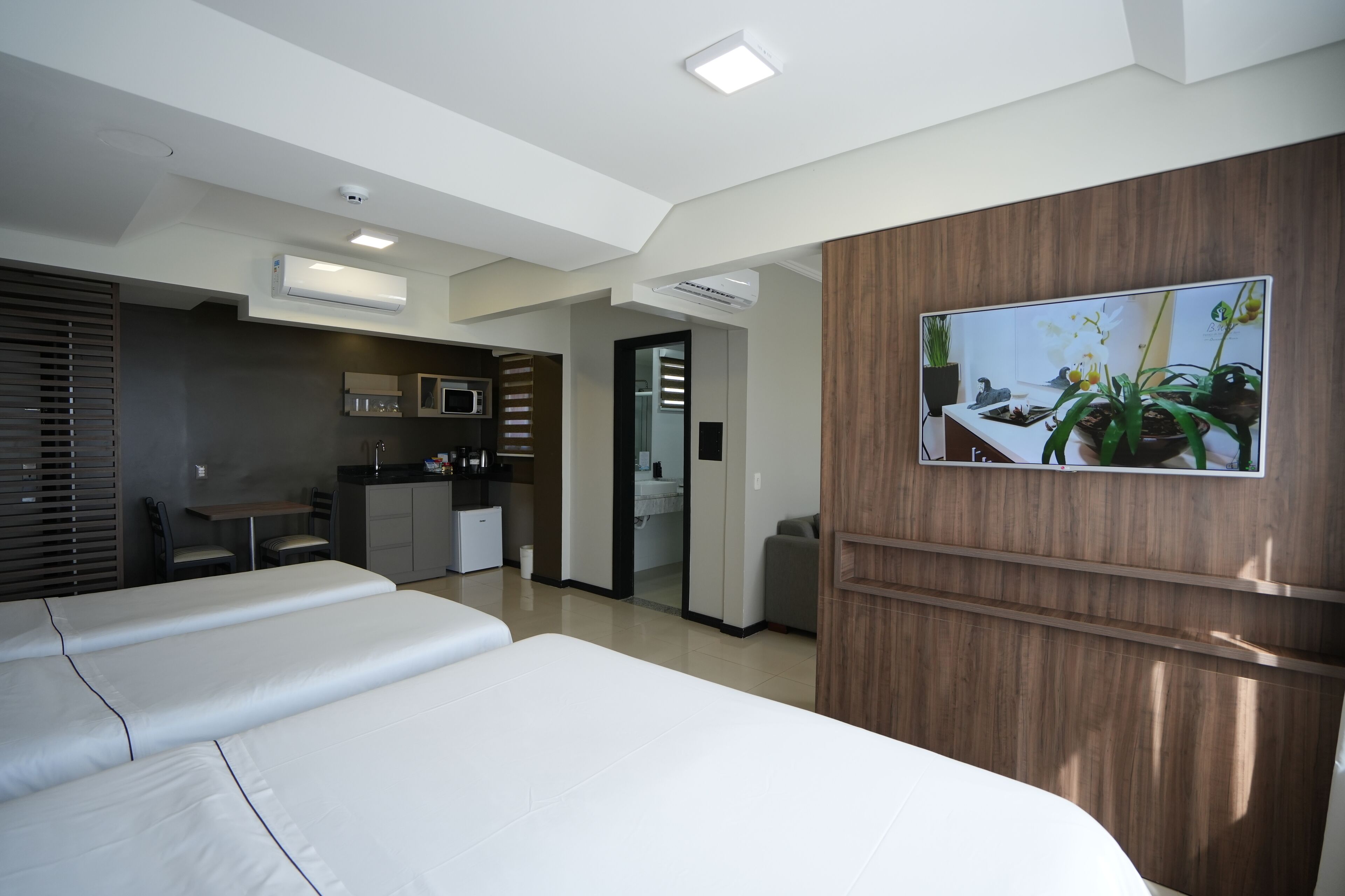 Minibar, caja de seguridad en la habitación y escritorio 