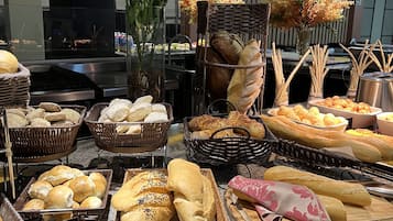 Free daily buffet breakfast