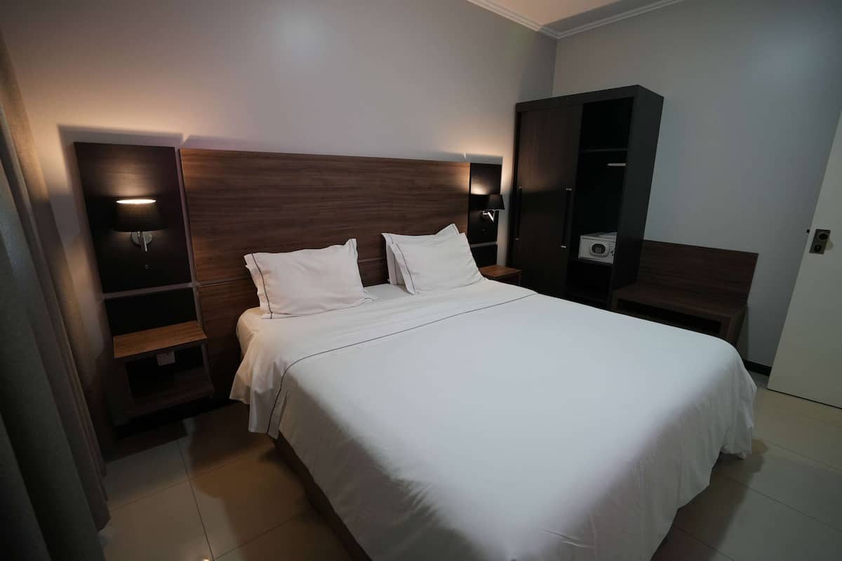 Deluxe Double Room | Minibar, in-room safe, desk, blackout drapes