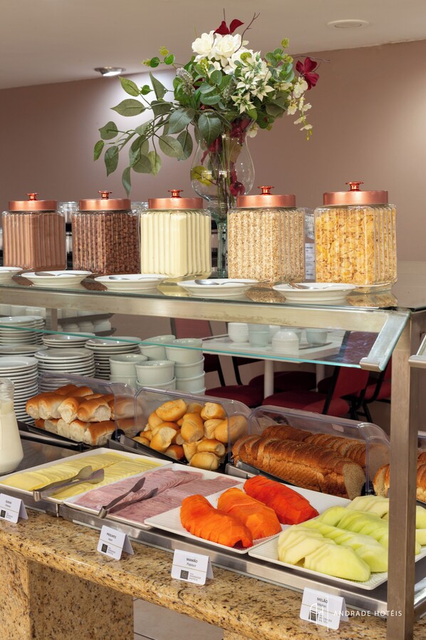 Tägliches inbegriffenes kontinentales Frühstück