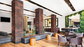 Café da manhã, almoço e jantar; culinária internacional