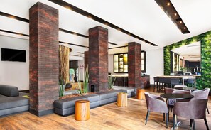 Se sirven desayunos, almuerzos y cenas; cocina internacional