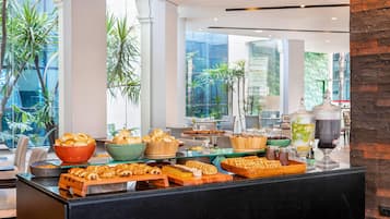 Der serveres morgenmad, frokost, aftensmad og internationale retter