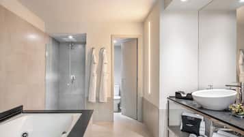 Junior Suite | Bathroom | Eco-friendly toiletries, hair dryer, towels, soap