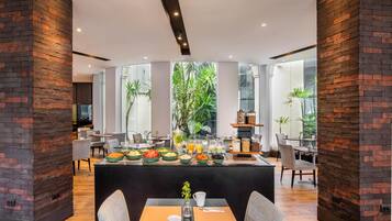 Se sirven desayunos, almuerzos y cenas; cocina internacional