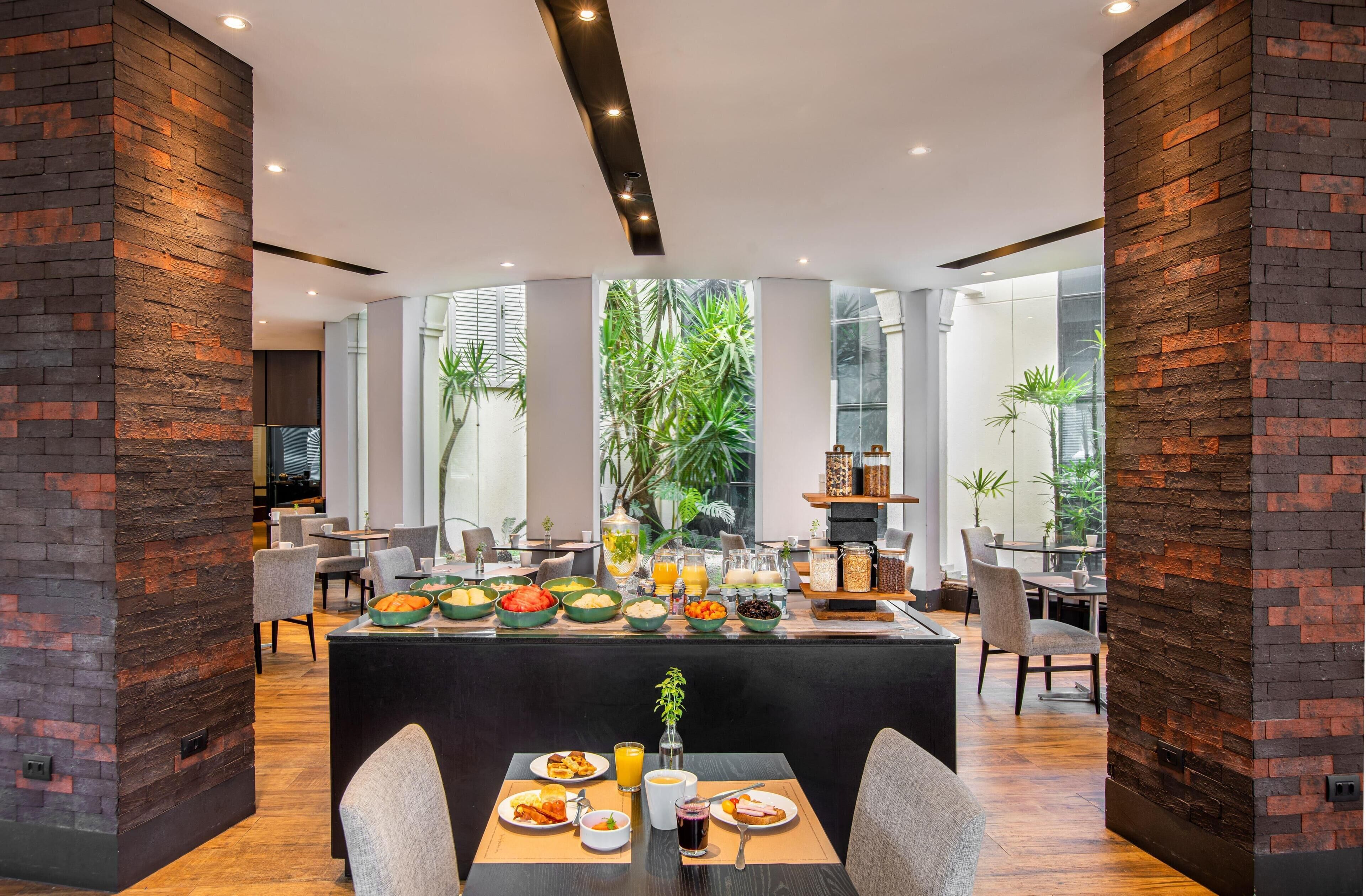 Se sirven desayunos, almuerzos y cenas; cocina internacional