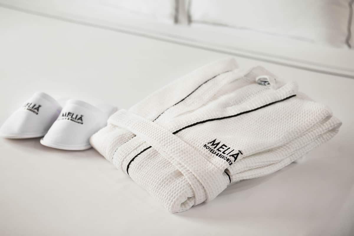 Premium-huone, 1 keskisuuri parisänky (Grand Premium) | Egyptinpuuvillaiset lakanat, ylelliset vuodevaatteet, minibaari