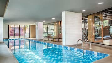 Innendørsbasseng og solsenger