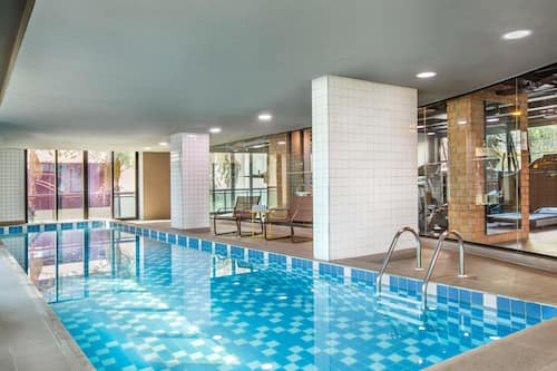 Piscina interna, funciona das 6h às 20h, espreguiçadeiras