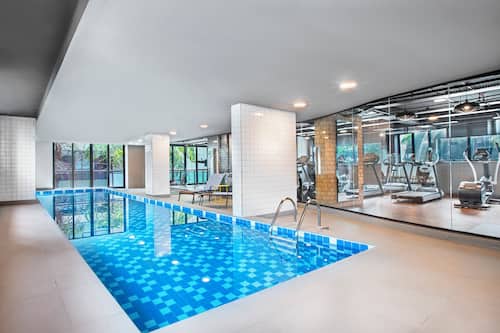 Piscina interna, funciona das 6h às 20h, espreguiçadeiras