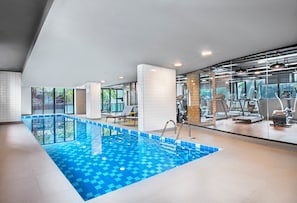 Piscine intérieure, accÚs possible de 6 h à 20 h, chaises longues