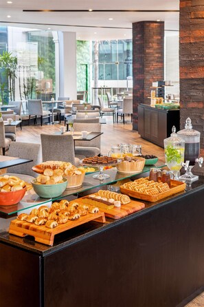 Café da manhã, almoço e jantar; culinária internacional 
