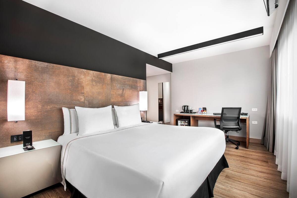Deluxe Queen with Accessibility | Roupas de cama de algodão egípcio, roupas de cama premium, frigobar