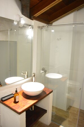Grand Suite, 2 Bedrooms | Bilik Mandi | Pancuran mandi, kelengkapan dandanan diri percuma, tuala disediakan 