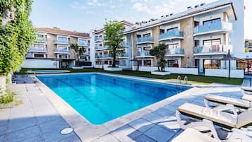 Kauden mukainen ulkouima-allas, aurinkovarjoja, aurinkotuoleja