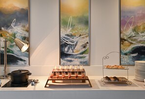 S'hi serveixen esmorzars, dinars i sopars 