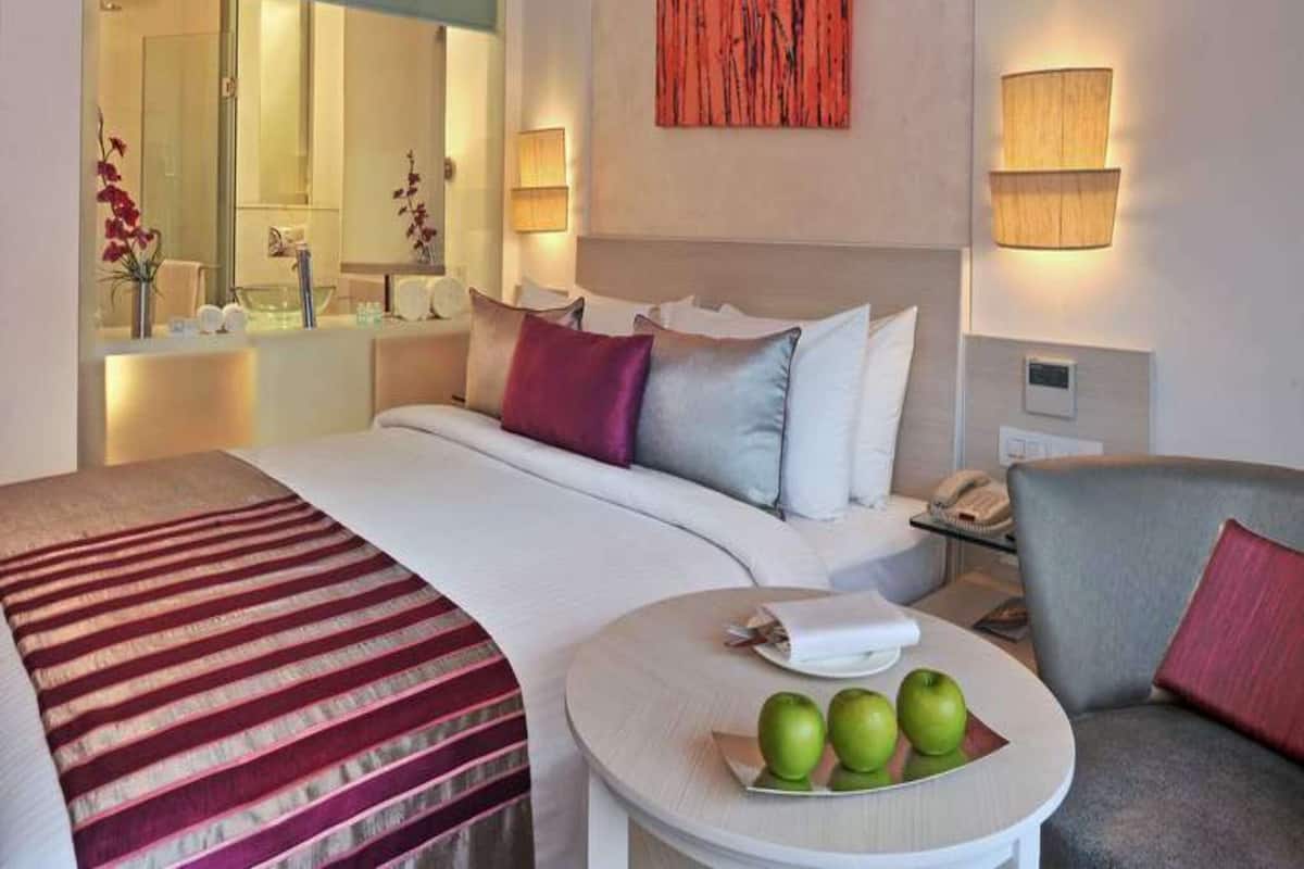 高档床上用品、迷你吧、客房内保险箱、办公桌