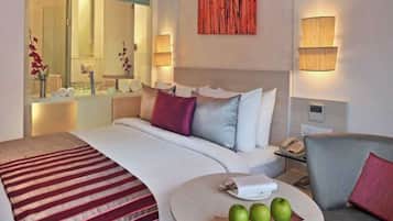 Sengetøy av topp kvalitet, minibar, safe på rommet og skrivebord