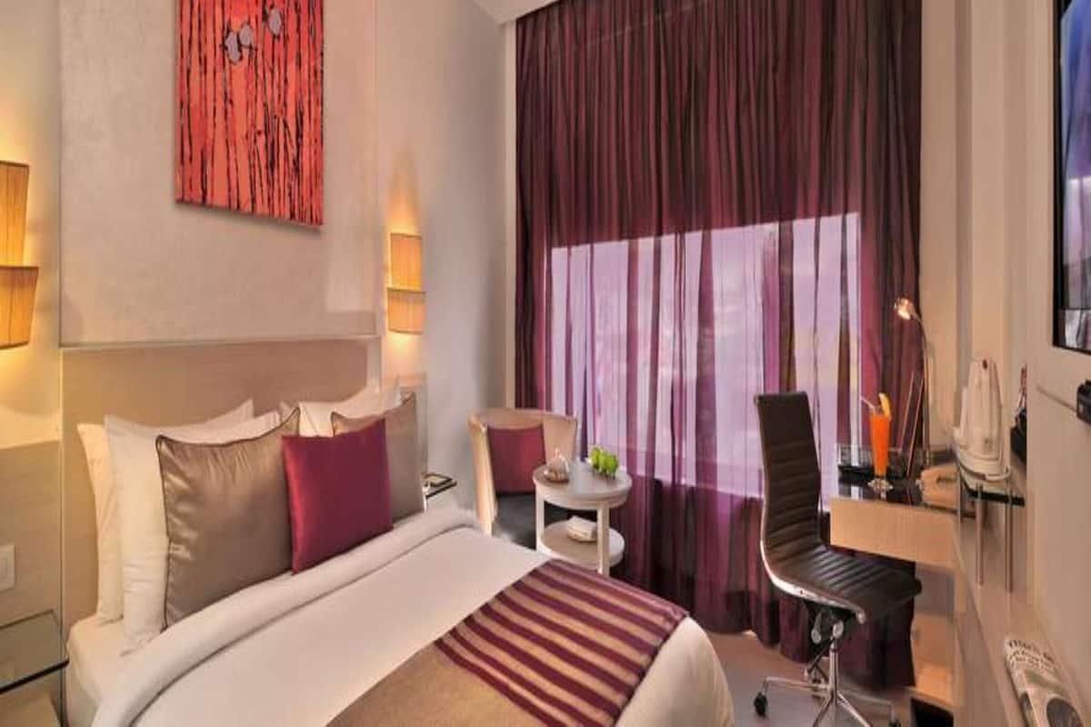 高档床上用品、迷你吧、客房内保险箱、办公桌