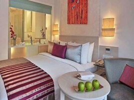 Seprai premium, minibar, brankas, dan meja kerja