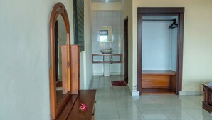 خزنة داخل الغرفة ومكتب وواي فاي مجانًا وملاءات أسرّة