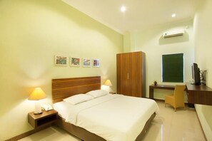 Escritorio, camas supletorias, ropa de cama