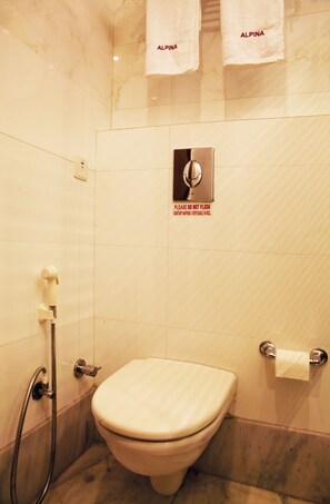 Kostenlose Toilettenartikel, Haartrockner, Bademäntel, Handtücher