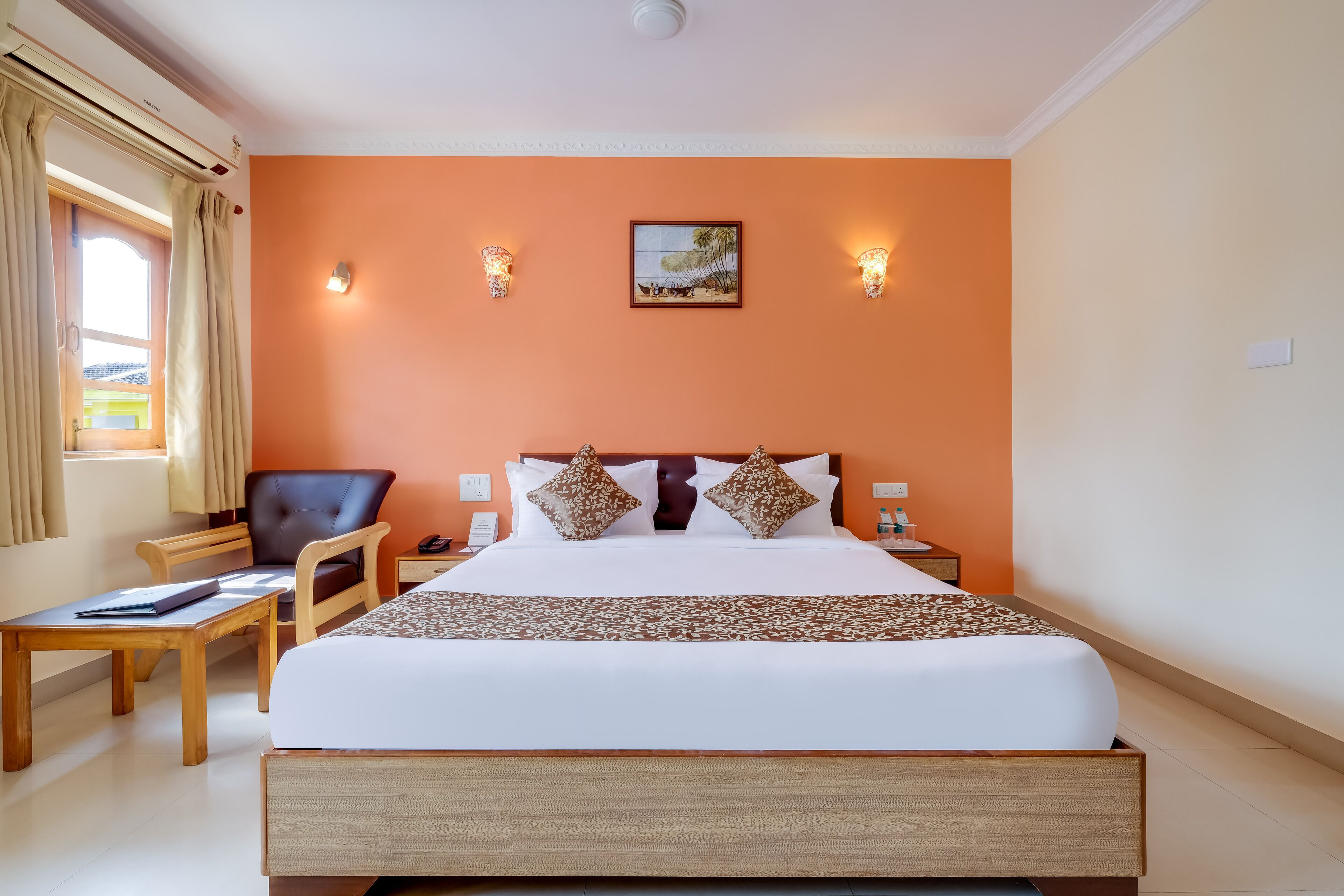 courtyard view room | 1 bedroom, minibar, in-room safe, desk