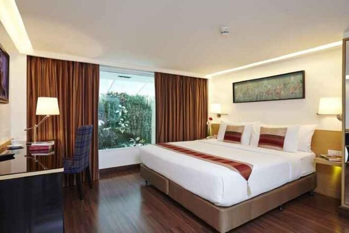 In-room safe, desk, free WiFi