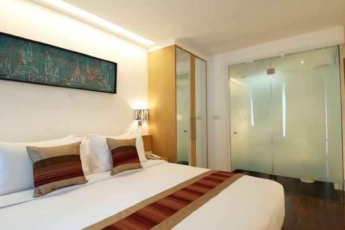 In-room safe, desk, free WiFi