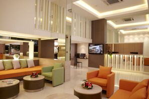 Lobby sitting area - Citypoint Hotel (Bangkok)