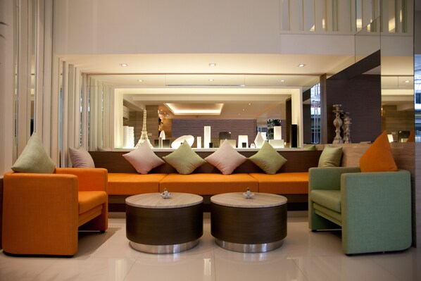 Lobby sitting area - Citypoint Hotel (Bangkok)
